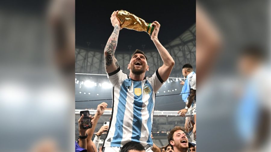Lionel+Messi+holds+the+World+Cup+trophy.+%28Credit%3A+Photographer+Shaun+Botterill%2C+CNN.com%29